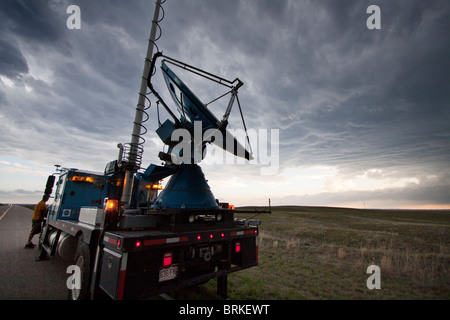 Un chariot sur roues Doppler analyse une supercellular orage en milieu rural au Wyoming, le 21 mai 2010. Banque D'Images