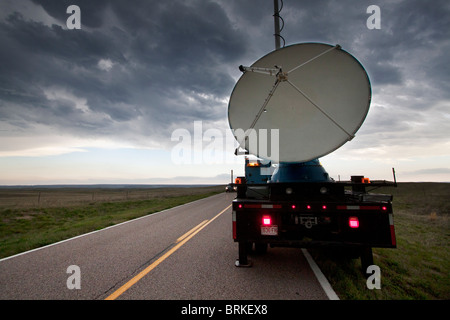 Un chariot sur roues Doppler analyse une supercellular orage en milieu rural au Wyoming, le 21 mai 2010. Banque D'Images