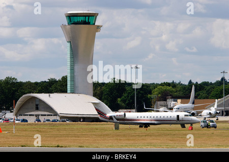 Tour de contrôle de l'aéroport de Farnborough, Londres, Farnborough, Hampshire, Royaume-Uni, des Bombardier CRJ-200ER à l'avant-plan. Banque D'Images