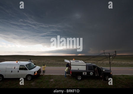 Chasseurs de tornades et les scientifiques participant au projet Vortex 2 en milieu rural au Wyoming, le 21 mai 2010. Banque D'Images