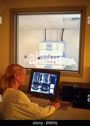 Centre de soins, centre d'IRM. Les patients, infirmières, techniciens des rayons x. Banque D'Images