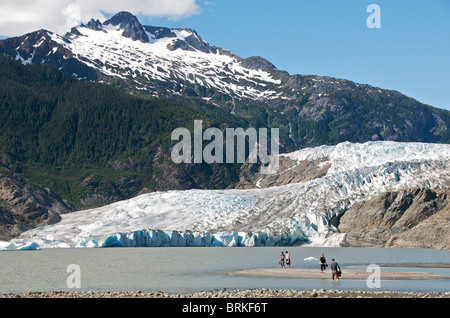 Les gens patauger dans le lac glaciaire à Mendenhall Glacier près de Juneau en Alaska USA Banque D'Images