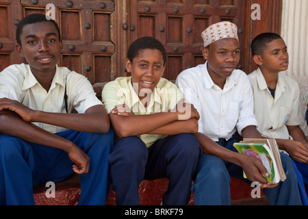 Zanzibar, Tanzanie. L'école secondaire de garçons adolescents à Stone Town. Banque D'Images