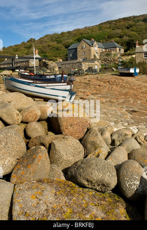 Bateaux de pêche sur la cale de halage à Penberth Cove à Cornwall Banque D'Images