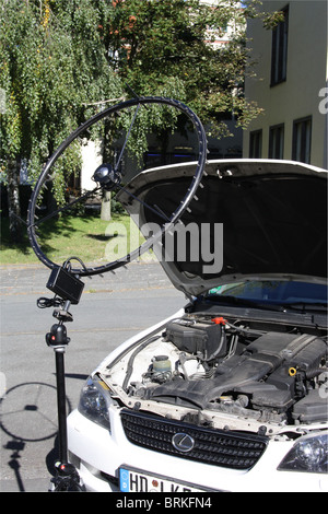 Un microphone array d'un appareil photo acoustique mis en place pour mesurer le bruit du moteur d'une voiture Lexus IS 200 Sportcross à TU Darmstadt Banque D'Images