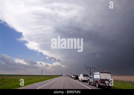 Les chasseurs de tempête avec Projet Vortex 2 Alignez le long d'une route en milieu rural au Kansas, le 24 mai 2010. Banque D'Images