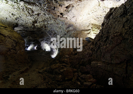 Vue depuis le 'Noël', une grotte de lave volcanique de l'île de Terceira (où la base aérienne US) est situé dans la région des Açores Banque D'Images