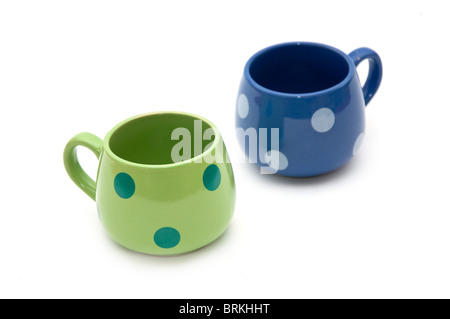 Vert et Bleu en céramique tasses de café vide sur un fond blanc avec ombre douce Banque D'Images