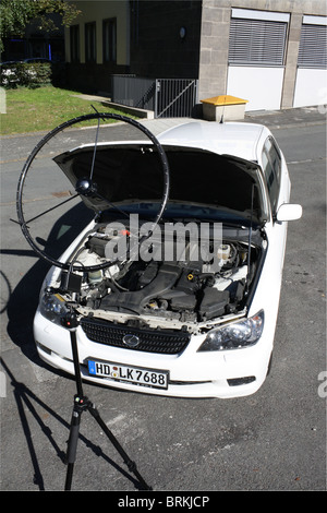 Un microphone array d'un appareil photo acoustique mis en place pour mesurer le bruit du moteur d'une voiture Lexus IS 200 Sportcross à TU Darmstadt Banque D'Images