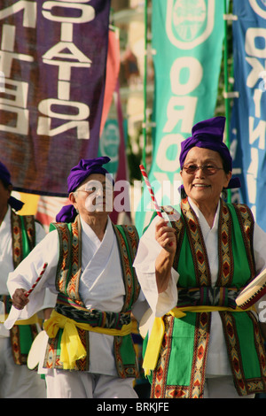 Les participants en provenance du Japon pour effectuer des spectateurs lors de la parade du festival d'Honolulu à Honolulu, Hawaï. Banque D'Images