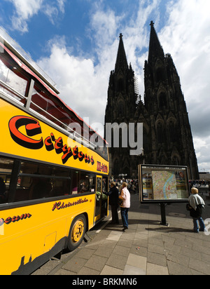 Cologne city tours - tour bus et de la Cathédrale Banque D'Images