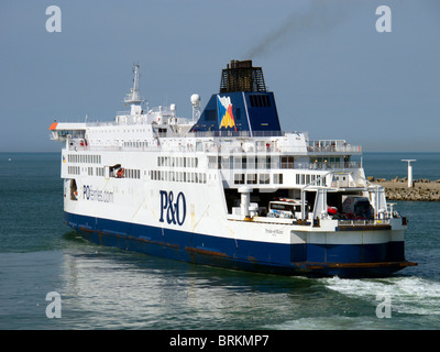 Le P&O et de passagers car-ferry la fierté de quitter Calais port Kent en France en route pour Douvres Banque D'Images