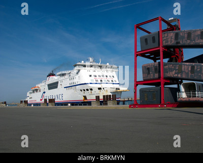 Le Seafrance Rodin et passager car-ferry arrive à Calais Ferry Terminal et les quais Banque D'Images