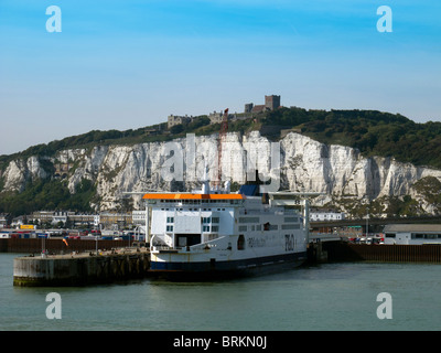 Le passager et l'orgueil de car-ferry d''Kent au Port de Douvres avec le château de Douvres au-dessus Banque D'Images