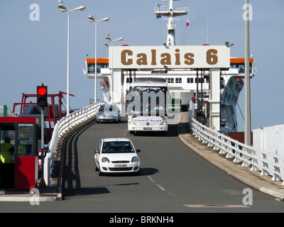 Voitures et bus laissant un P&O Ferries à Calais, les quais du terminal France Calais 6 Banque D'Images