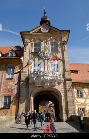 L'hôtel de ville de Bamberg avec les drapeaux de l'Allemagne et Bamberg, Bamberg, Franconia, Allemagne sur une banque maison de vacances Banque D'Images