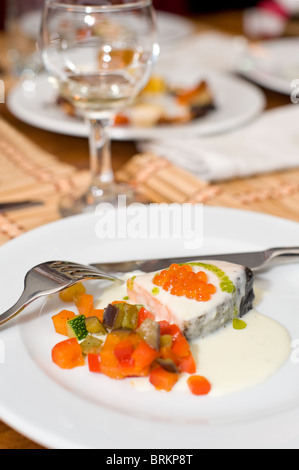 En vertu de saumon sauce crème avec du caviar rouge garni de légumes à l'étuvée Banque D'Images