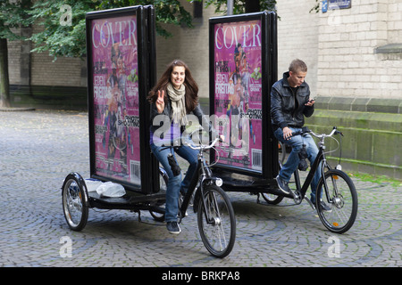 Cologne - tricycle billboard étudiant riders annoncer le club de nuit Cover Girl Banque D'Images