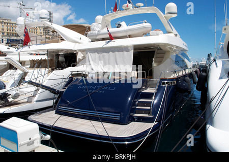 Un super bateau amarré dans le port de Monte Carlo Le Port de Fontvieille Côte d'Azur Banque D'Images