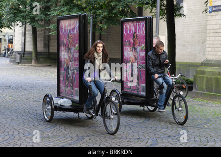 Cologne - tricycle billboard étudiant riders annoncer le club de nuit Cover Girl Banque D'Images