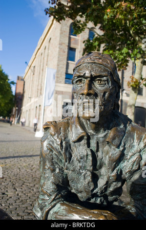 Statue de Jean Cabot sur le quai à côté des quais de Bristol port flottant en face de la galerie d'art d'Arnolfini. Angleterre, Royaume-Uni. Banque D'Images