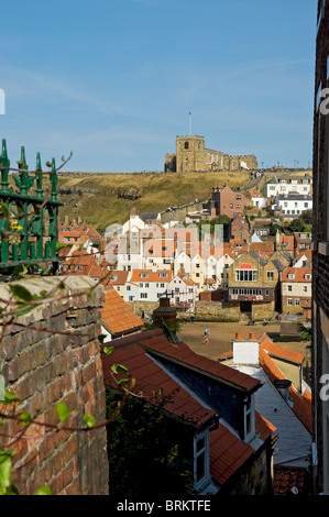 Vue sur le port en direction de l'église St Marys et de la plage de Tate Hill en été Whitby North Yorkshire Angleterre Royaume-Uni Grande-Bretagne Banque D'Images