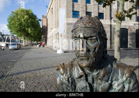 Statue de Jean Cabot sur le quai à côté des quais de Bristol port flottant en face de la galerie d'art d'Arnolfini. Angleterre, Royaume-Uni. Banque D'Images