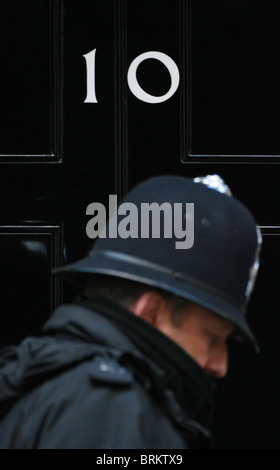 Un policier monte la garde à l'extérieur de la région métropolitaine 10 Downing street, à Londres. Photo par James Boardman. Banque D'Images