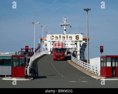 Un camion de marchandises laissant un P&O Ferries à Calais, France à partir de la borne Calais 6 Banque D'Images