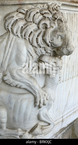 Détail de lion sculpté sur sarcophage, Camposanto Monumentale, Pise, Italie Banque D'Images