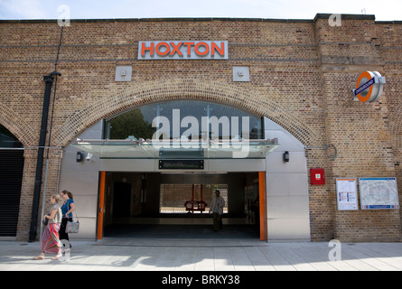 Sur la station Hoxton London Overground Banque D'Images