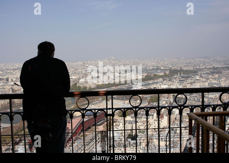 Vue aérienne de Paris depuis le deuxième étage de la Tour Eiffel. Banque D'Images