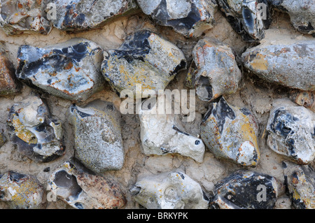 Vieux Mur de silex silex knapped montrant environ et porté le mortier. West Sussex Banque D'Images