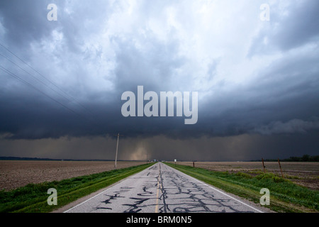 Une autoroute de l'Alabama rural mène à un violent orage, le 24 mai 2010. Banque D'Images