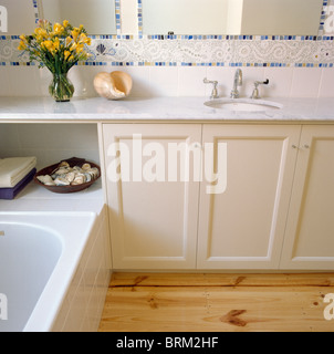 Au-dessus de la frontière de mosaïque en bassin recouvert de marbre blanc lavabo dans salle de bains moderne Banque D'Images