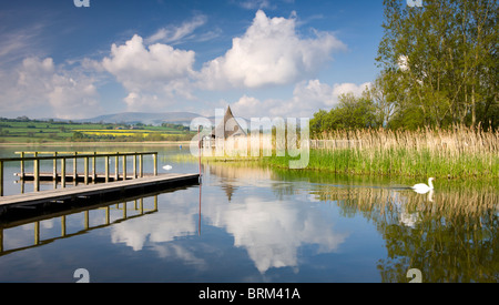 Matin tranquille sur le lac Llangorse, avec vue à l'âge de fer et de Crannog Pen Y Fan au-delà, le Parc National des Brecon Beacons, le Pays de Galles Banque D'Images