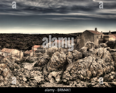 Lubenice,île de Cres. Village croate sur la côte Adriatique rocheux.vue artistique. Banque D'Images