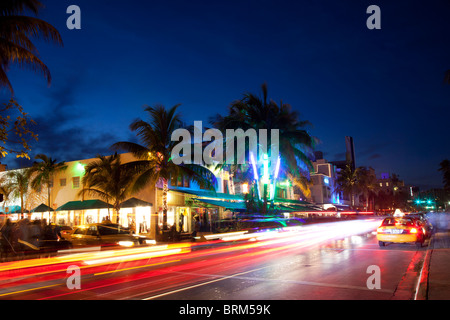 La nuit dans le célèbre quartier art déco de South Beach, Ocean Drive à Miami Floride United States Banque D'Images