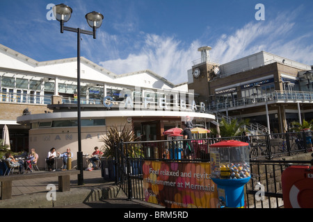 La baie de Cardiff Glamorgan South Wales UK Les cafés bars et restaurants sur le front de mer réaménagé Banque D'Images