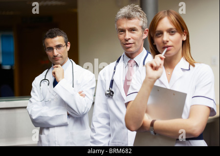 Le médecin et l'infirmière en salle d'attente Banque D'Images