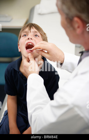 Doctor examining Young boy Banque D'Images