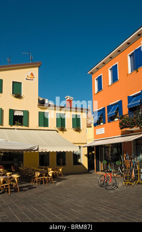 Maisons peintes de couleurs vives, Caorle, Vénétie, Italie Banque D'Images