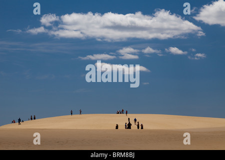 Les touristes appréciant les dunes de sable de Jockey's Ridge State Park, Nags Head, sur les Outer Banks. Caroline du Nord Banque D'Images