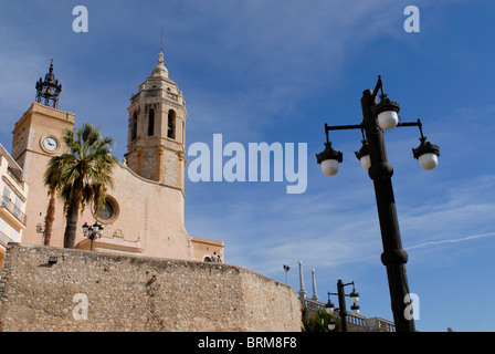 Espagne Costa Brava , Église de San Bartolomé y Santa Tecla (17e siècle) dans la mer Méditerranée à Sitges Banque D'Images