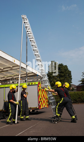 Le pompier Dorset Fire and Rescue Service prépare l'échelle à la caserne de pompiers de Westbourne, à Westbourne, à Bournemouth, au Royaume-Uni, en août Banque D'Images