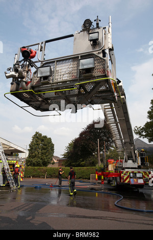 Bronto Skylift se trouve à proximité de la caserne de pompiers de Westbourne, Westbourne, Bournemouth, Dorset, Royaume-Uni, en août Banque D'Images