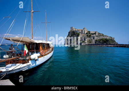 L'Italie, golfe de Naples, la Campanie, l'île d'ischia. Ischia Ponte et le Château Aragonais, le centre historique d'Ischia Banque D'Images