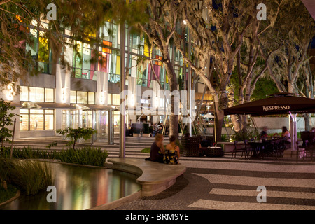 Vue de magasin dans le centre commercial de Lincoln Road, une destination touristique très populaire dans la région de Miami. Banque D'Images