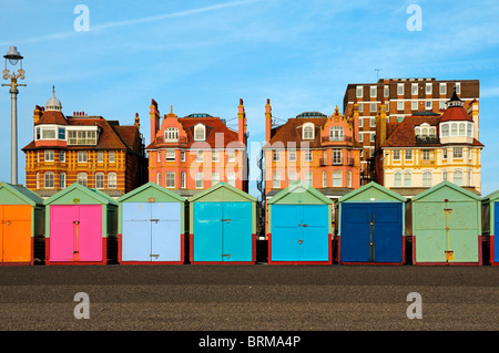 Cabines colorées et des bâtiments le long de la promenade de front de Hove, Brighton & Hove, East Sussex, UK Banque D'Images