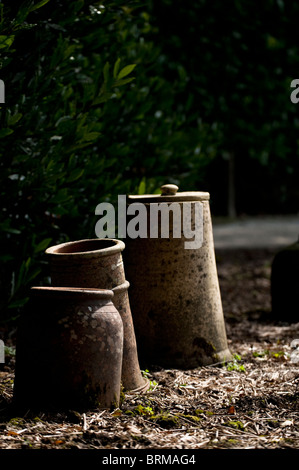 Pots à forcer la rhubarbe Les Jardins perdus de Heligan à Cornwall, Royaume-Uni Banque D'Images